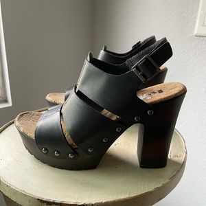 Korks Selyse Platform Leather Sandals in Black